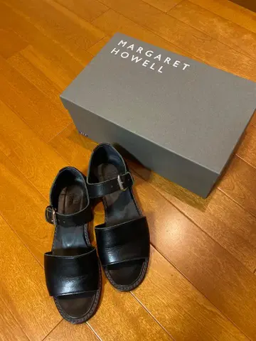 MARGARET HOWELL 블랙 가죽 샌들