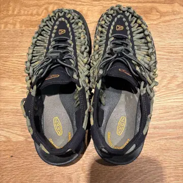 KEEN 샌들 블랙/그린 25.5cm