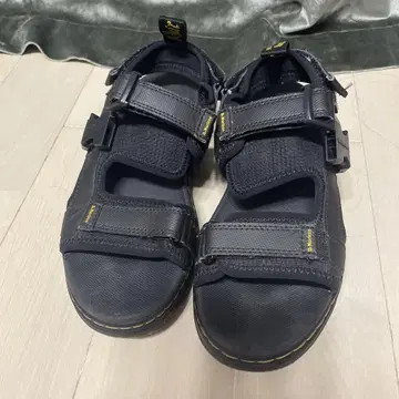 Dr. Martens 블랙 샌들