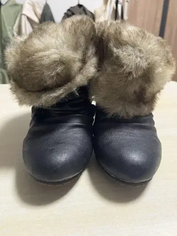 퍼가 달린 블랙 가죽 부티