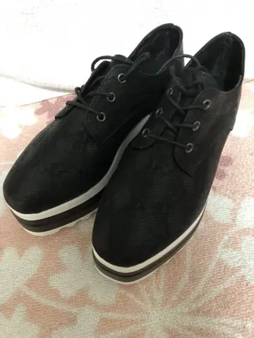 통굽 블랙 레이스업 신발