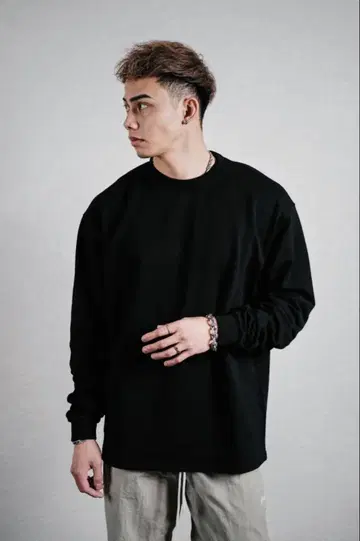 PVOT 피봇 블랙 긴팔 티셔츠