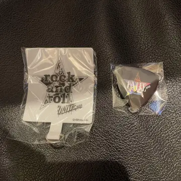 B'z 가챠 UNITE02 피크 배지 폰 탭