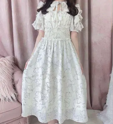 evelyn 에블린 어깨가 드러난 프릴 꽃무늬 원피스 프릴 원피스 화이트