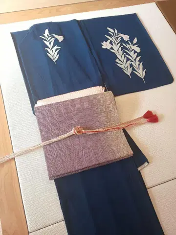 청순하고 귀여운 백합 무늬의 정사각형 명주