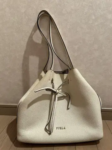 훌라 화이트 가죽 토트백