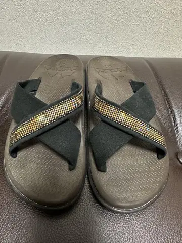 Island Slipper 스톤이 달린 비치 샌들
