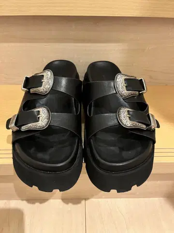아메리 메디 웨스턴 버클 샌들