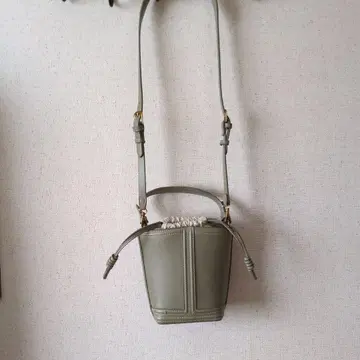 자라 올리브 그린 복조리형 숄더백