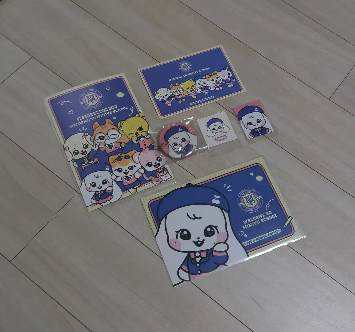 Minive Cherry pre-order benefit 6-piece set, pin button, ID photo, Ddiboo seal sticker, postcard, Ive Wonyoung