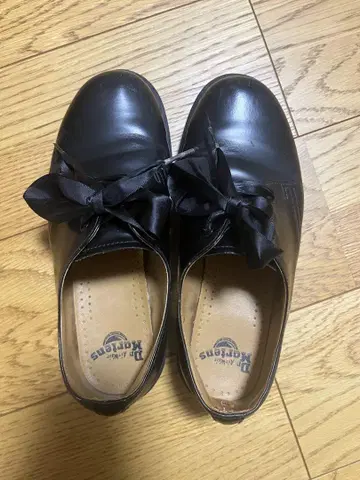 Dr. Martens 블랙 리본 포함 통굽 로퍼