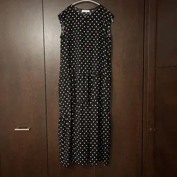 어반 리서치 로쏘 블랙 화이트 도트 슬리브리스 원피스