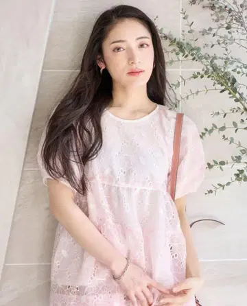 체스티 플라워 자수 플레어 블라우스