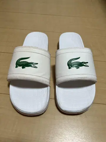 Lacoste 화이트 슬라이드 샌들