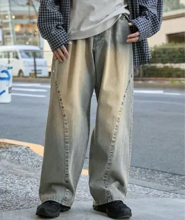 MONO-MART 커브 스터드 빈티지 가공 와이드 데님 팬츠