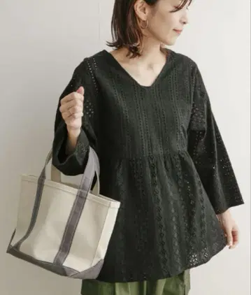 어반 리서치 도어스 아이렛 레이스 블라우스
