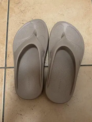 Oofos 베이지 비치 샌들 쪼개기