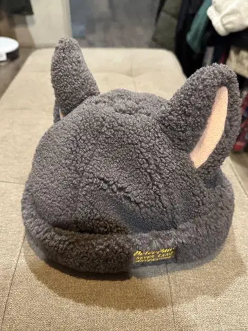 고양이 귀와 꼬리가 달린 그레이 모자 피터팬