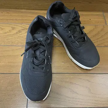 스케쳐스 블랙 스니커즈