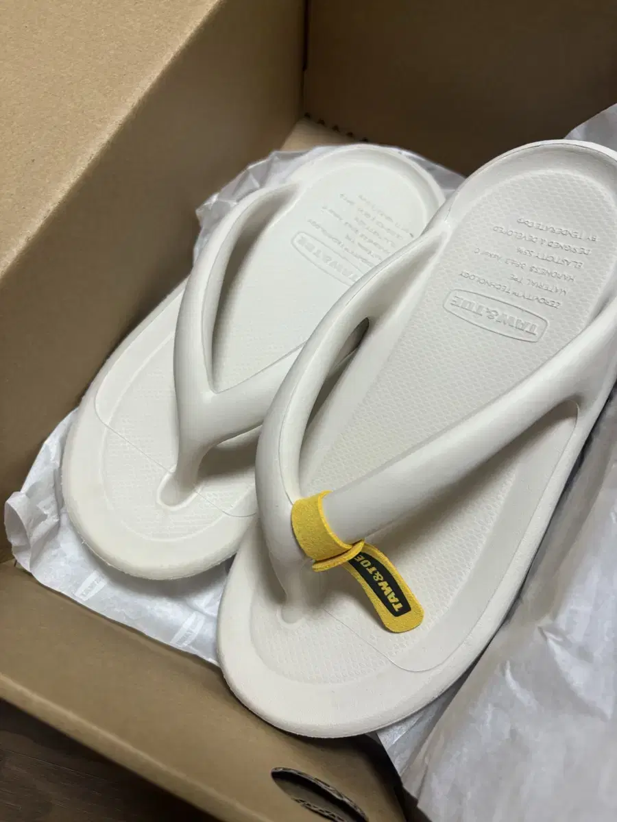Toe&Toe Thong Sandals 230 Zerovity OG Cream