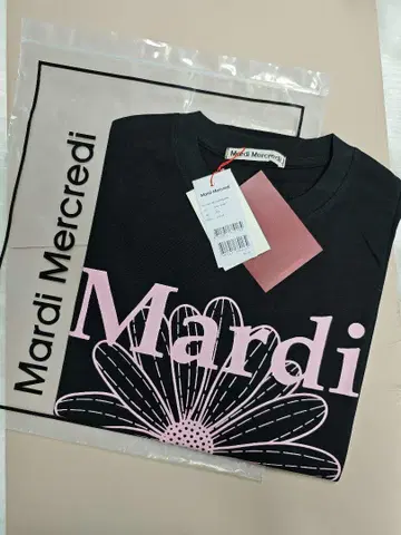 Mardi Mercredi 블랙 티셔츠 원사이즈
