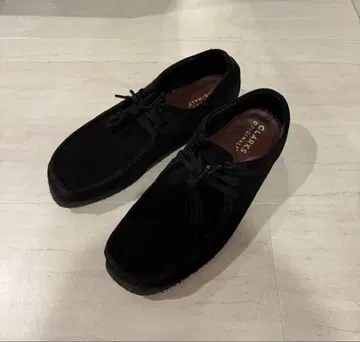 CLARKS 블랙 스웨이드 로퍼