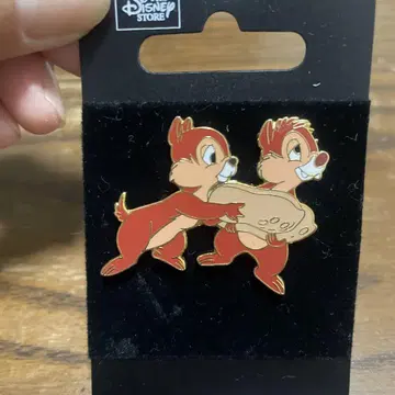 칩과 데일 핀 배지 디즈니 스토어