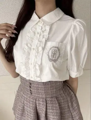 엠블럼 프릴 블라우스 evelyn 엠블럼 프릴 BS tp