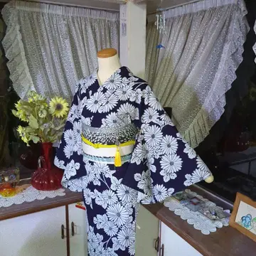 네이비 색 바탕에 화이트로 염색된 국화가 만발한 멋진 주센 유카타입니다.