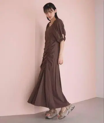 emmi atelier 개더링 린넨 혼방 원피스 브라운