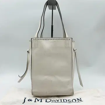 J&M DAVIDSON 벨 미니 스터드 토트백 화이트 계열 보관 가방