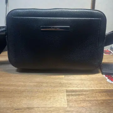 블랙 가죽 숄더백 캘빈클라인