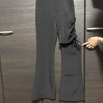 GYDA 블랙 플레어 팬츠 사이드 개더