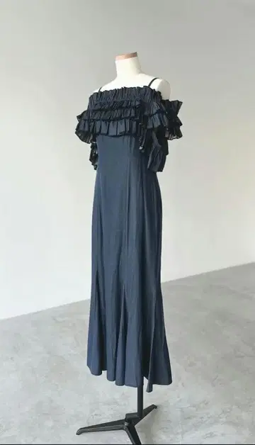 릴리안 캐럿 볼륨 프릴 오프숄더 원피스