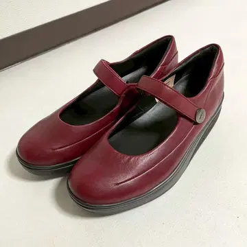 MBT (엠비티) SIRIMA 원 스트랩 신발 가죽 보르도