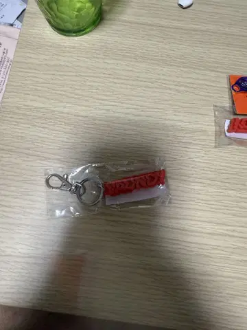 Vaundy 로고가 있는 빨간색 키링