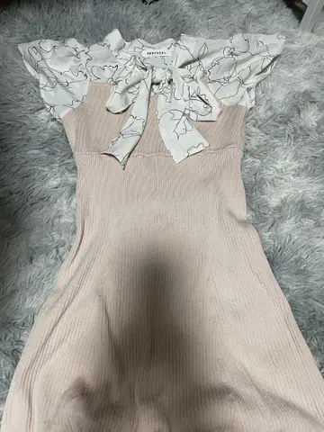 REDYAZEL 프릴이 달린 핑크 무릎 기장 원피스