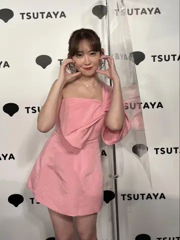 코지마 요나 착용 핑크 원숄더 미니 드레스
