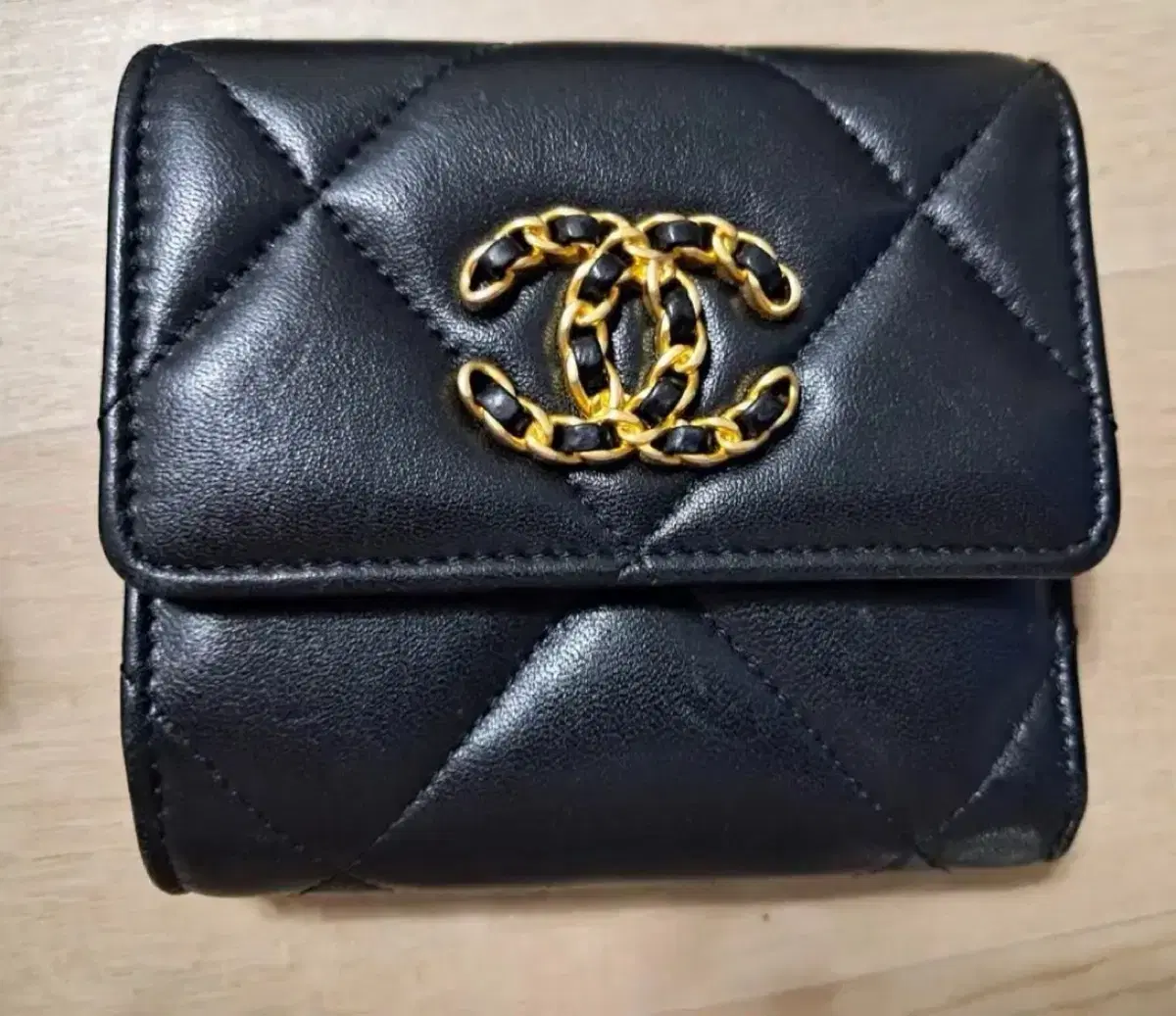 Chanel 19cc Logo Bi-fold Wallet Lambskin