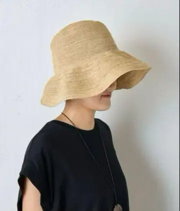 현재 매장에서 판매 중, 택 포함 새상품, 비어즐리 소프트 라피아 햇