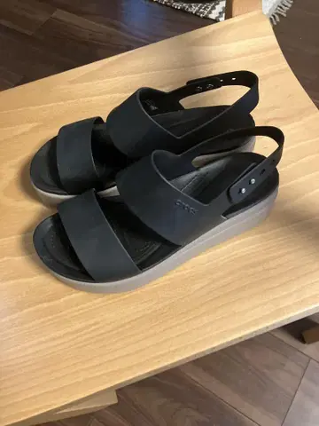 크록스 블랙 스포츠 샌들 통굽