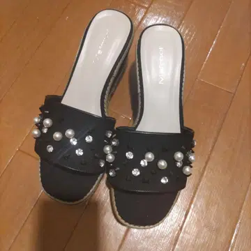 블랙 펄 장식 웨지솔 샌들