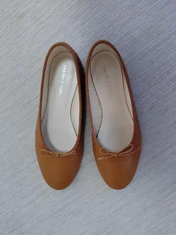 Odette e Odile 카멜 가죽 리본 플랫 슈즈
