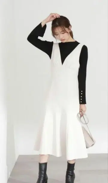 PROPORTION BODY DRESSING 머메이드 V 넥 잔스카
