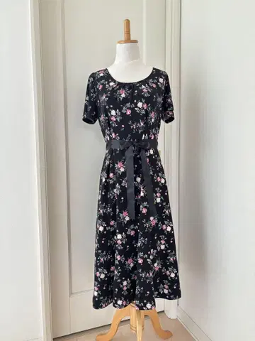 LAURA ASHLEY 로라 애슐리 꽃무늬 반팔 롱 원피스 블랙