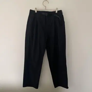 블랙 와이드 팬츠, 조정 가능한 벨트 포함
