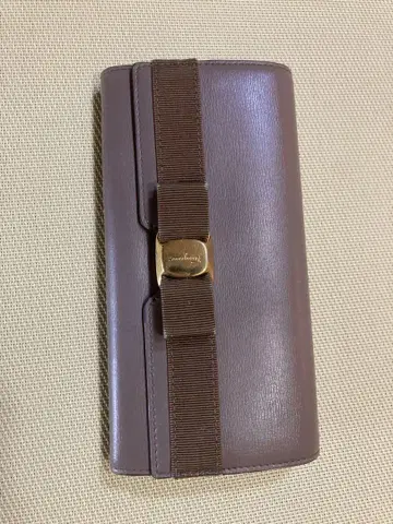 페라가모 브라운 두겹 지갑 골드 금장 장식