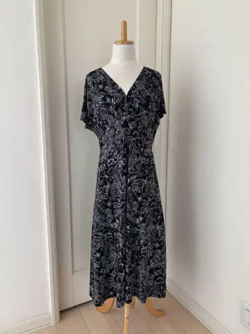 LAURA ASHLEY 로라 애슐리 블랙 화이트 꽃무늬 V넥 반팔 원피스