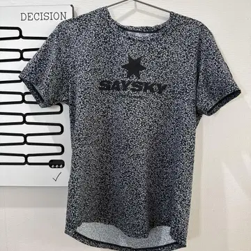SAYSKY 꽃무늬 티셔츠 블랙/화이트 S 사이즈로 보입니다.
