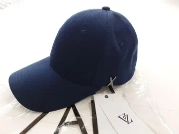VARZAR 심플한 스터드 로고가 장식된 피트형 볼 캡